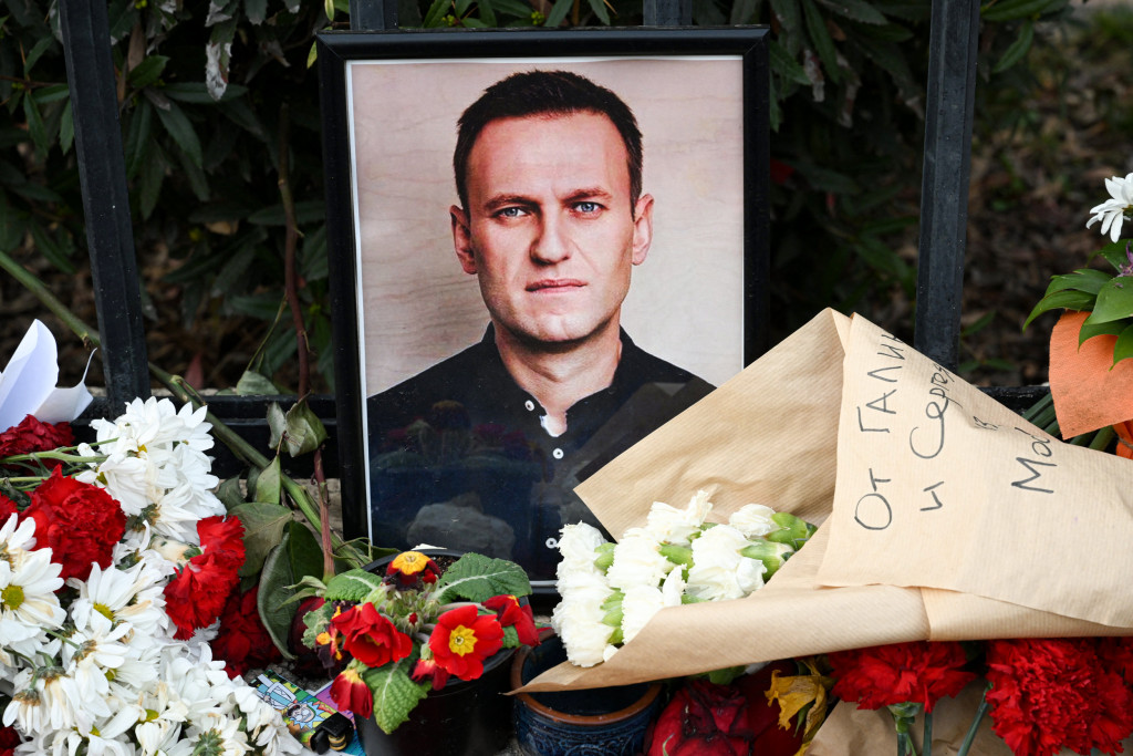 Думать только о себе и действовать,  исходя из личной выгоды — это в принципе норма для подавляющего большинства людей на планете и было бы странно их за это упрекать. Людей с обострённым чувством справедливости и зашкаливающим альтруизмом ничтожно мало в сравнении с