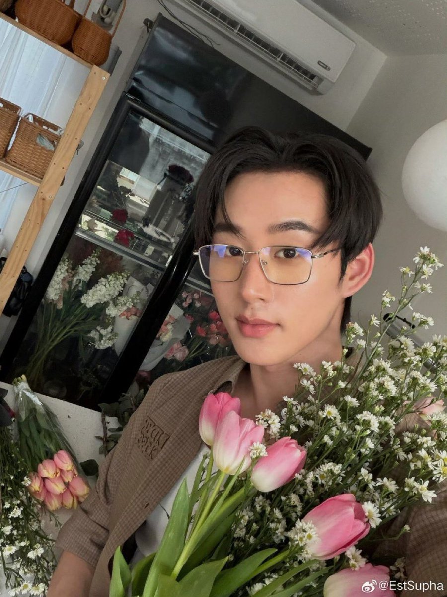 🎸 From : เจ้าของร้านดอกไม้
                               เจ้าของร้านดอกไม้ที่ว่า : 

อิจฉาว่ะ ได้ดอกไม้จากเจ้าของร้านดอกไม้ แล้วตื่นปุ้บไม่เอาไรเลย อวยแฟน กุยอมม 😭😭😭😭😭

#WilliamEst