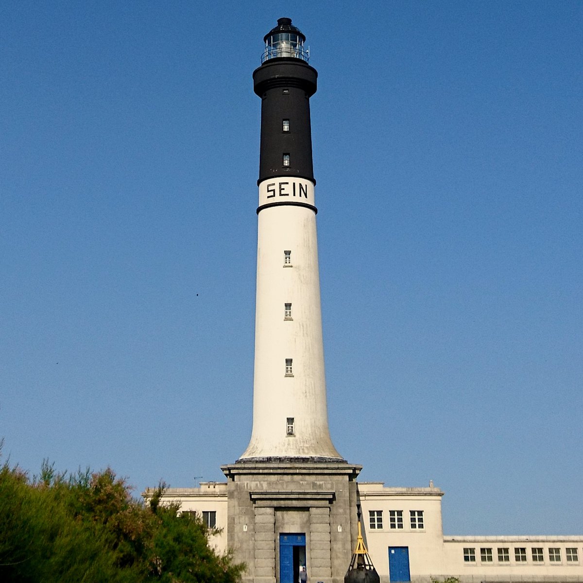 Gardien2Phare's tweet photo. Et on souhaite un joyeux anniversaire au grand phare de l'Île de Sein, qui fête ses 74 ans aujourd'hui! 🎂

Allumé le 16 février 1952, le phare de Goulenez remplace celui allumé en 1839 et dynamité le 4 août 1944 par l'occupant.

Et dans la lanterne, le gardien Jean Le Gall. https://t.co/5ypzrQOE55