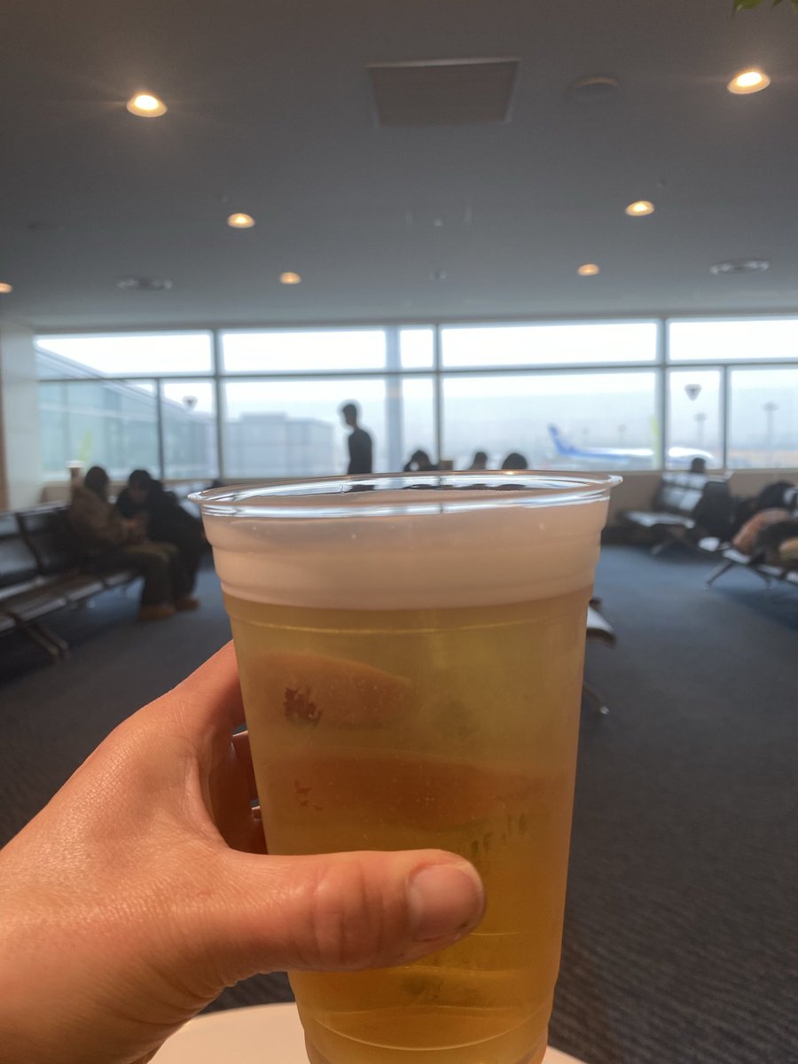 monammin's tweet photo. 羽田空港国内線の乗り換えフロアのサッポロ黒ラベル。
美味しかったよ！
時間なかったけれど、ビールは大サイズ。
生き返った✨
#サッポロ黒ラベル https://t.co/GUq1zmdC9n