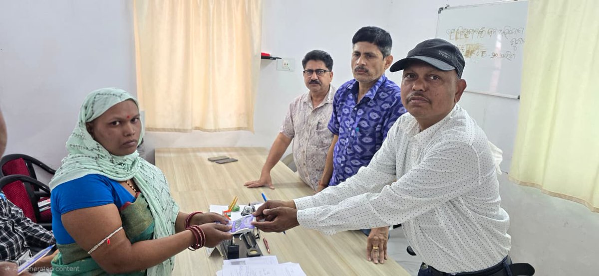 SubCollectorHdl's tweet photo. ଆଜି ହିନ୍ଦୋଳ ଉପଜିଲ୍ଲାପାଳ କାର୍ଯ୍ୟାଳୟରେ ଅଭିଯୋଗ ଶୁଣାଣି ସଫଳତାର ସହ ଆୟୋଜିତ ହେଲା। ଅଧିକାରୀମାନେ ଗଭୀର ଭାବେ ସମସ୍ୟା ଶୁଣି ତୁରନ୍ତ ସମାଧାନ ପାଇଁ ପଦକ୍ଷେପ ନେଲେ। ସମସ୍ତେ ସନ୍ତୁଷ୍ଟ ହେଲେ। https://t.co/H3MqkVLTY7