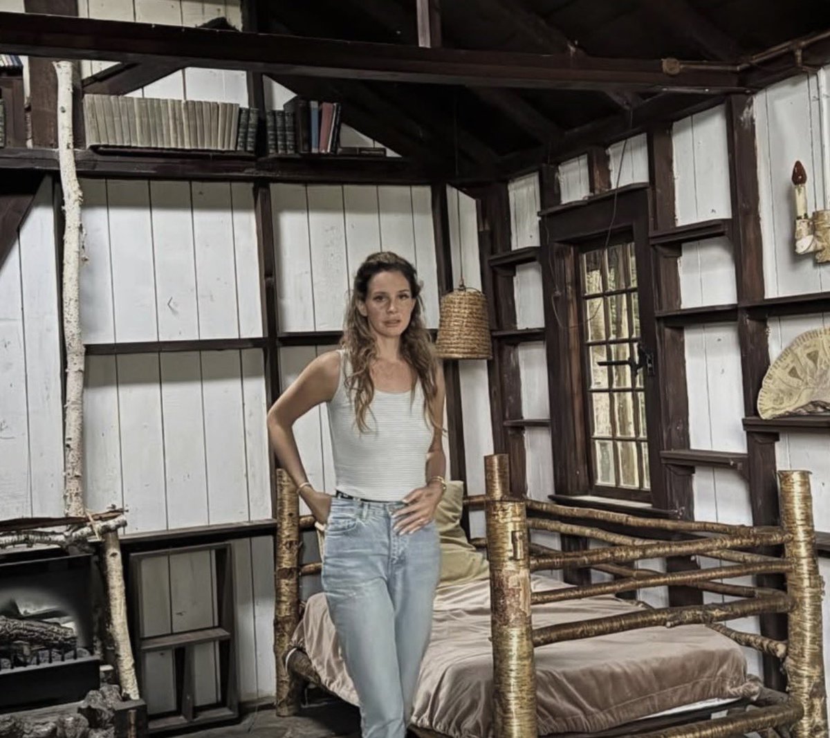 Lana Del Rey looks beautiful in new photo.