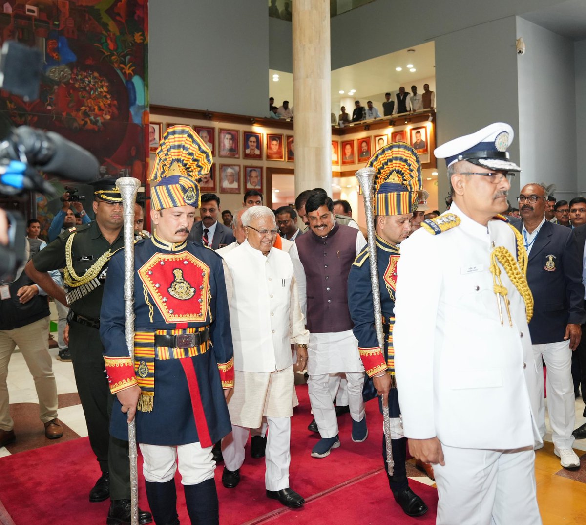 आज विधानसभा में बजट सत्र के प्रारम्भ होने के अवसर पर अभिभाषण देने के लिए पधारे माननीय राज्‍यपाल श्री मंगुभाई पटेल जी की अगवानी की और स्वागत किया।

इस अवसर पर माननीय विधानसभा अध्यक्ष श्री <a href="/nstomar/">Narendra Singh Tomar</a> जी, माननीय नेता प्रतिपक्ष श्री <a href="/UmangSinghar/">Umang Singhar</a> जी, संसदीय कार्य मंत्री श्री