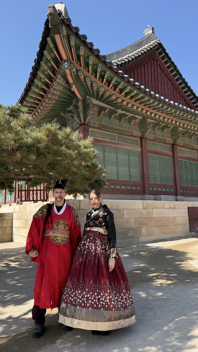 L_Blazynski's tweet photo. Razem z Koreańczykami świętujemy Seollal , czyli koreański Nowy Rok/Lunar New Year🌑 Z tej okazji mamy na sobie hanbok, czyli tradycyjny strój oraz odwiedzamy wyjątkowe miejsca królewski Pałac Gyeongbokgung oraz wioskę Hanoków🇰🇷 https://t.co/9Ri9aCrgIH