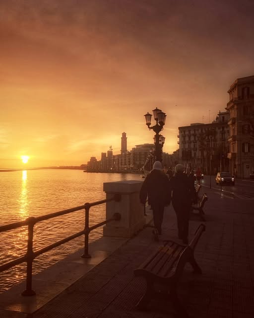 BUONGIORNO DALLA PUGLIA. LA BELLEZZA DELL'ALBA SUL LUNGOMARE DI BARI.