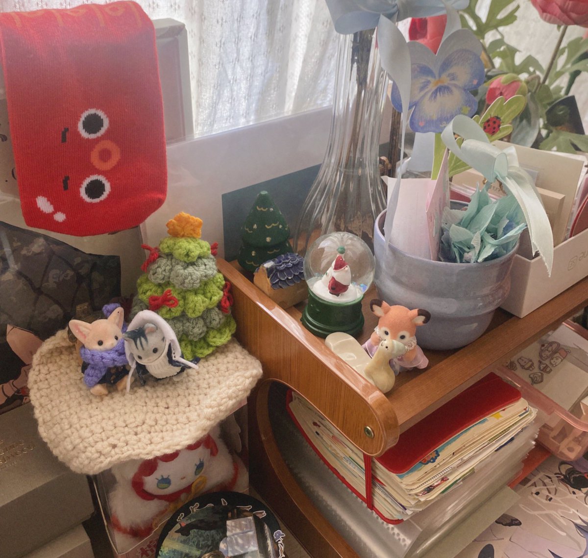 #รีวิวโต๊ะทำงานนักวาด
รักแสงอุ่นในห้องมาก ใช้พื้นที่จริง ๆ นิดเดียว แต่ต้องของเล่นต้องมีที่อยู่นะ