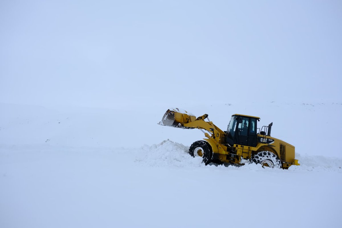 📍Dönerdere Köyü
İlimiz genelinde 553 köyümüzün yolu ulaşım açık. Yüksek kesimlerde bulunan 10 köy yolumuz, etkisini sürdüren tipi ve kuvvetli rüzgar nedeniyle geçici olarak ulaşıma kapalıdır. Söz konusu güzergahlarda ekiplerimizin yol açma çalışmaları aralıksız devam etmektedir.