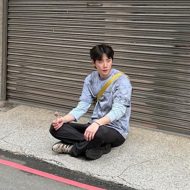 약간 윤태인미 있는 서늘한 표정 진심 너무 좋은데
고화질 얼빡샷 비하인드 없나~..(수동적 요구