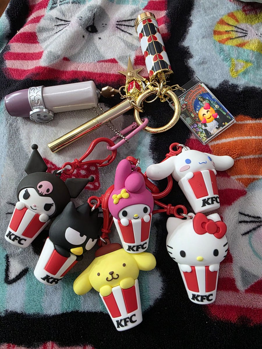 Felih! Mi esposo me consiguió la colección completa.🤭😭✨️💕

#KFC #HelloKittyandFriends