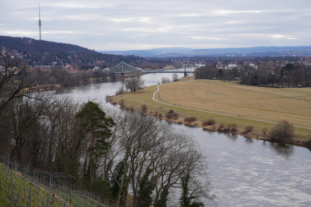 Da es eben Zweifel gab, ob die unten angehängte Aufnahme tatsächlich vom rechtselbisch gelegenen Lingnerschloß aufgenommen wurde, hier ein Bild vom gleichen Standort, aber mit kürzerer Brennweite aufgenommen. Die Brücke in Pirna über die Gottleuba ist jetzt zwar nicht mehr zu