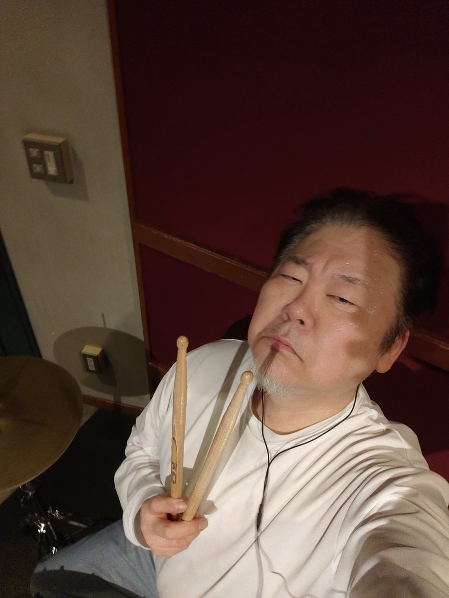 新たな治療するにあたり、痛みが出ないと分からないとゆー事で叩いてみたがー。痛くない（笑）治ったか？（笑）いや、違和感はあるので暫く叩いてみましょう😂