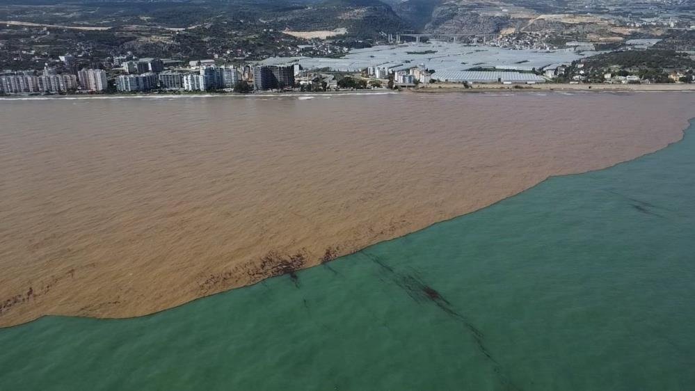 Mersin  Şiddetli yağışların ardından dere yatakları taştı, Akdeniz kıyıları çamur akıntısıyla kaplandı. İşte havadan kaydedilen o çarpıcı kareler 👇