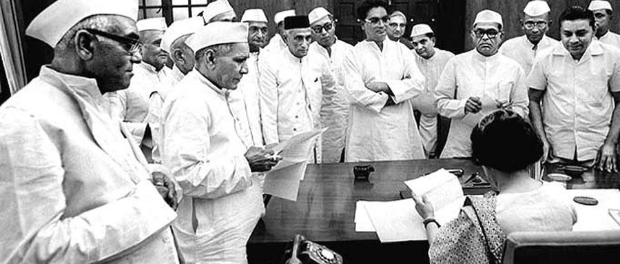Pic from 1982. India was not a true democracy till 2014. And will most likely return to faux royalty in a few years; this is just temporary respite.
Pic courtesy <a href="/RealHistoryPic/">History of India</a>