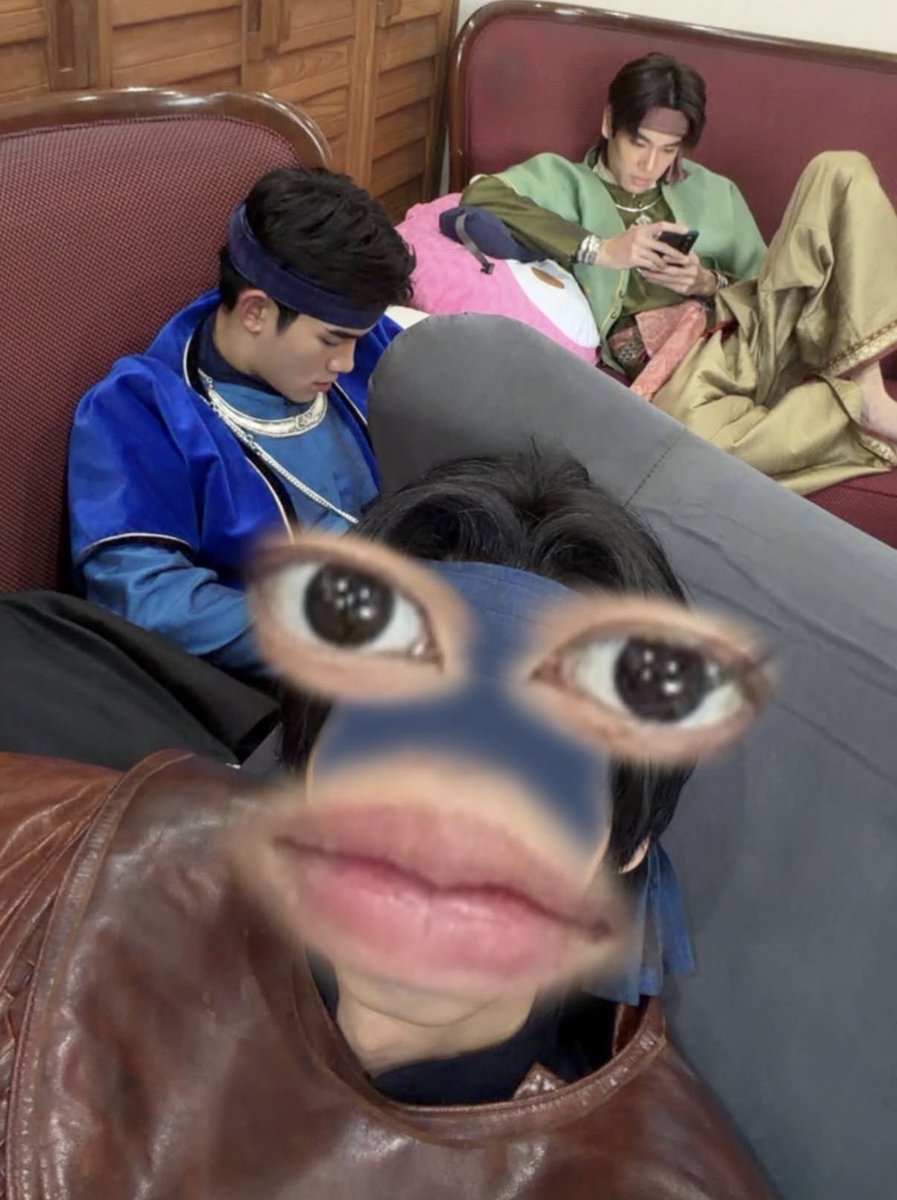 เหล่าเจ้าฟ้าขึ้นคอนกัน3วันแทบไม่ได้พัก แต่ไม่คิดว่าพี่วินเมจาเปนไปกับเค้าด้วยอะ ท่านั่งภูวินนี่พร้อมเปนเจ้าฟ้ามาก5555555555