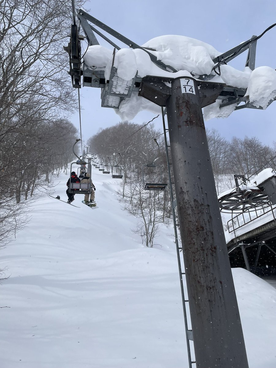 mitch_volcom's tweet photo. 先週行って来ました🏂
強風で山頂迄のゴンドラ運行停止してて無念😢コンディションは膝下位のパウダーで圧雪バーン2カ所カービングとラントリしたかったんですけど気持ち切り替えてパウダーラン満喫しました😆 https://t.co/slMpc03oyC
