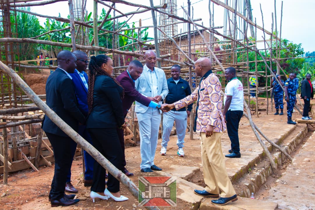 nshingamateka's tweet image. 2/3 #Burundi Parmi les projets prioritaires de la commune #Matongo vient en premier lieu la construction de l'immeuble à 4 niveaux qui abritera les bureaux communaux.

Le coût total de ce chantier est estimé à 7 milliards 136 millions de BIF et il est prévu que les travaux soient