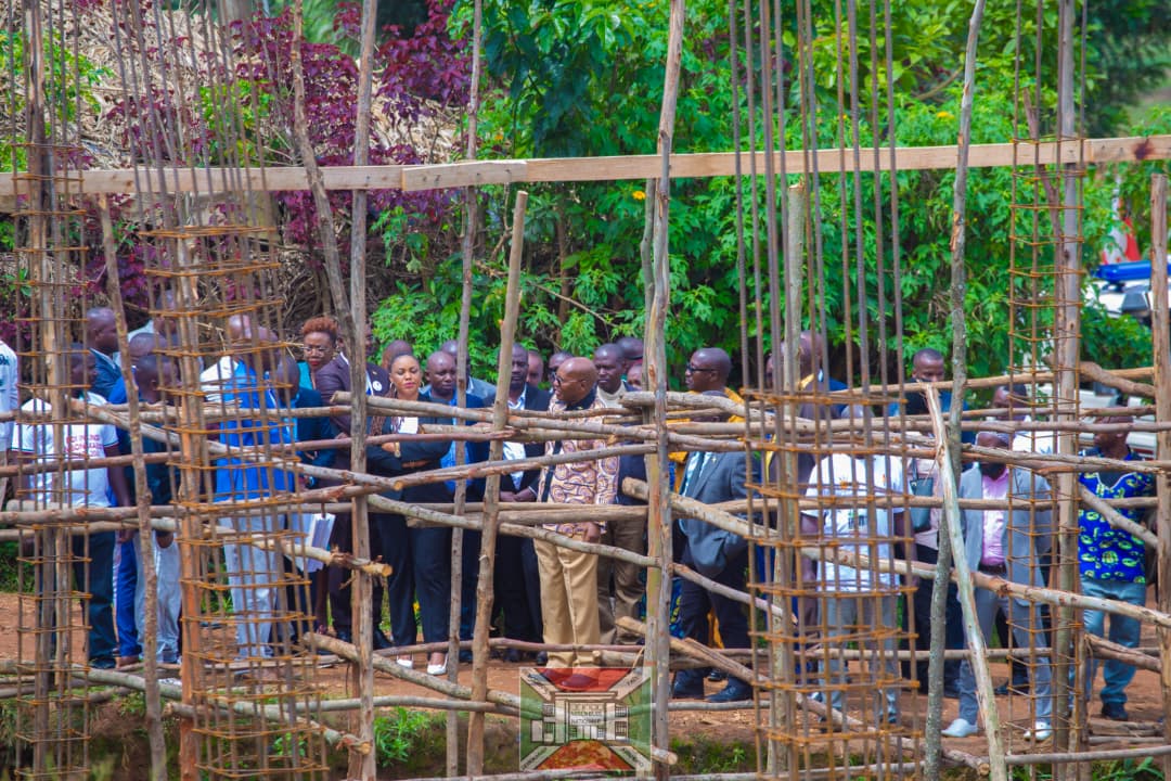 nshingamateka's tweet image. 2/3 #Burundi Parmi les projets prioritaires de la commune #Matongo vient en premier lieu la construction de l'immeuble à 4 niveaux qui abritera les bureaux communaux.

Le coût total de ce chantier est estimé à 7 milliards 136 millions de BIF et il est prévu que les travaux soient