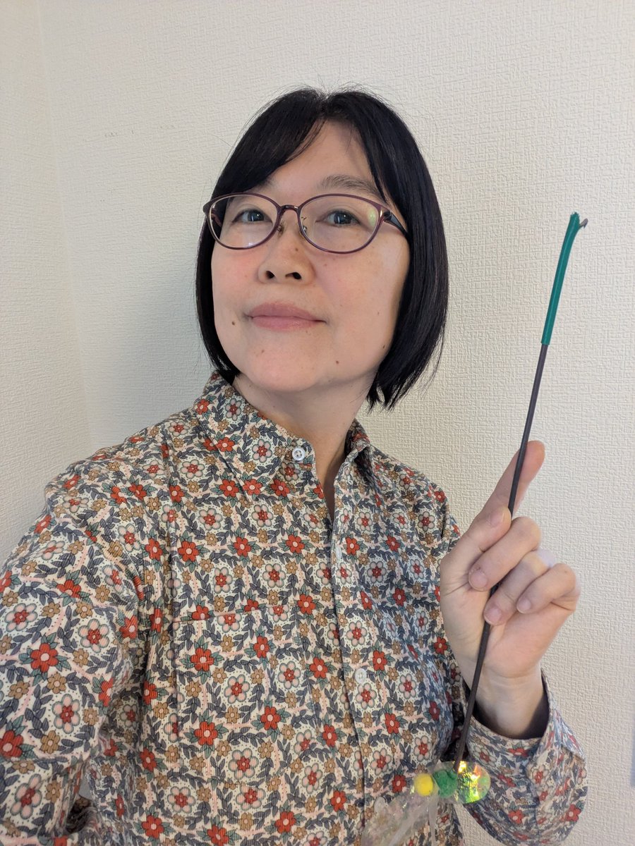 muchinochika's tweet photo. 今日のお芝居フォトはこちら！

「１本の棒を渡されたので、音楽の先生の役かな〜と思ったら…」

「棒を一振りしたら透明な花が咲いた！？」

「よく見たらキラキラと光を放っている！」

「…ってことは、ハリーポッターのおばあちゃん役ね？」

…という４コマです！
実はこの棒は猫じゃらし用のもの。
目をつぶれば魔法の棒に変わります✨✨✨