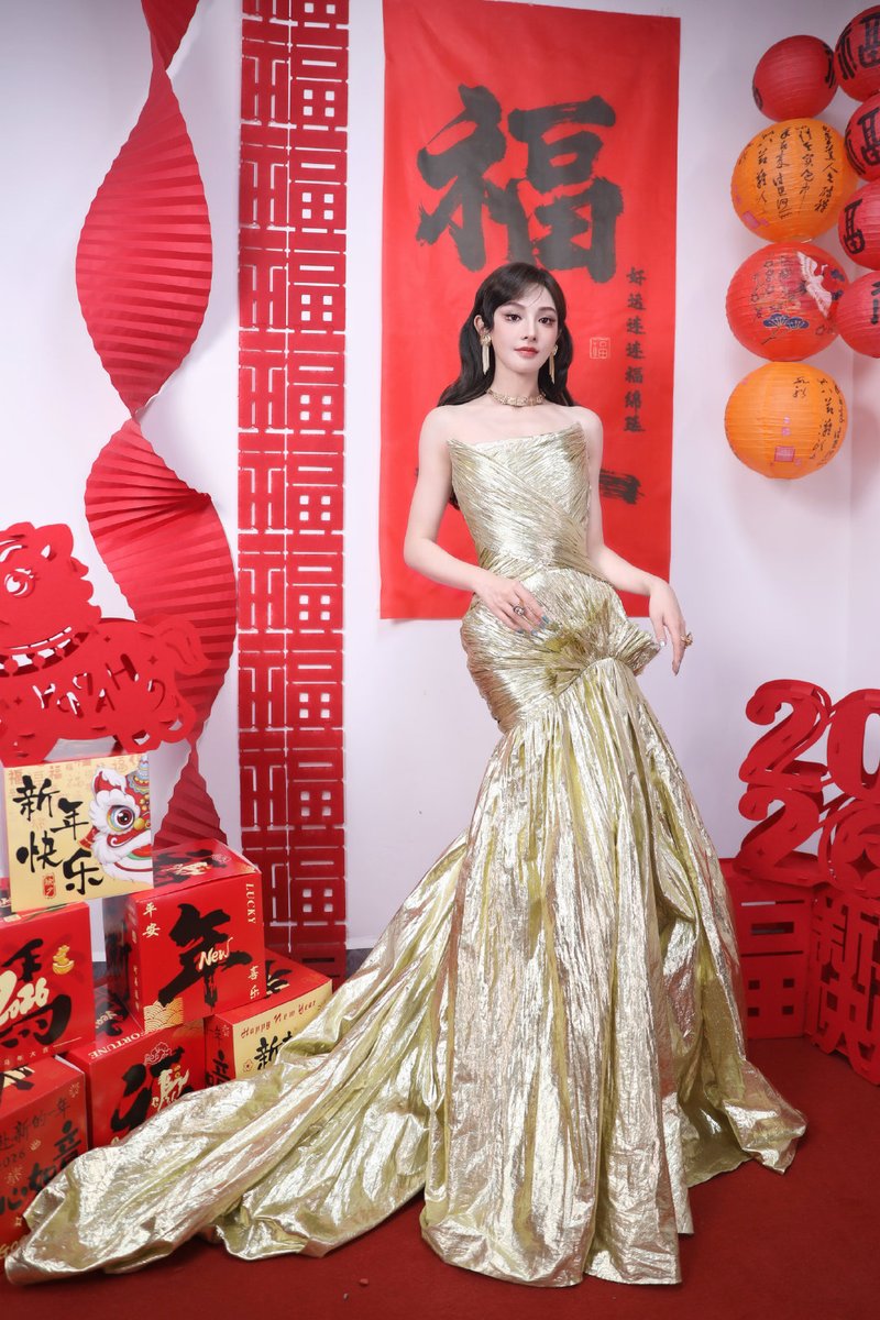 Peng Xiaoran's studio shares photoshoot for Chinese New Year 2026

More photos here: weibo.com/6872420512/526…