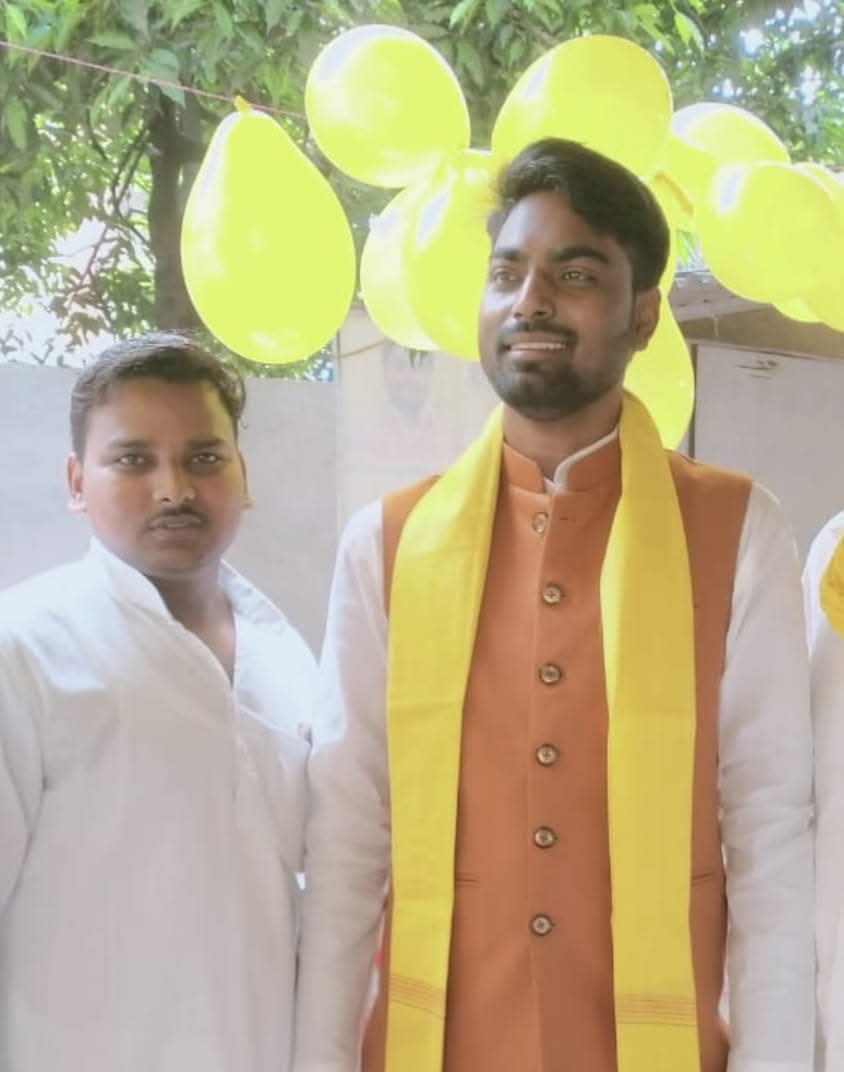 Deepak_Sanyas's tweet photo. सुहेलदेव भारतीय समाज पार्टी के राष्ट्रीय प्रवक्ता एवं राष्ट्रीय महासचिव आदरणीय #अरुण_राजभर 
 जी, आपको जन्मदिन की हार्दिक बधाई एवं शुभकामनाएं!

मर्यादा पुरुषोत्तम प्रभु श्रीराम जी आपको उत्तम स्वास्थ्य, दीर्घायु एवं निरंतर यश प्रदान करें, यही कामना है।
@ArunrajbharSbsp https://t.co/z9pzomtChB