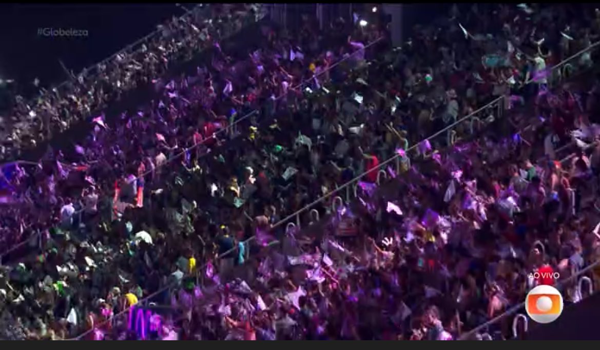 o RJ tem apenas quatro cores: 

Vermelho e Preto
Verde e Rosa