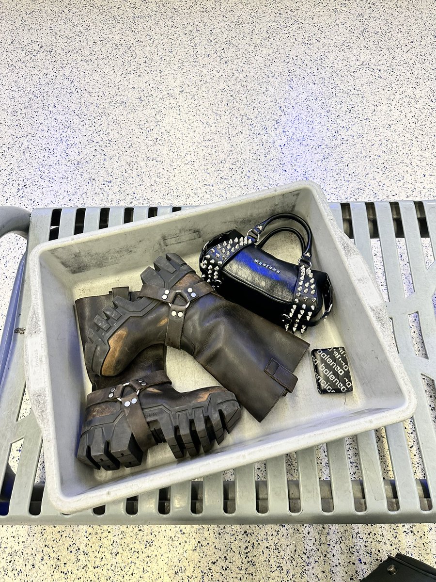 Bag Boy tweet media