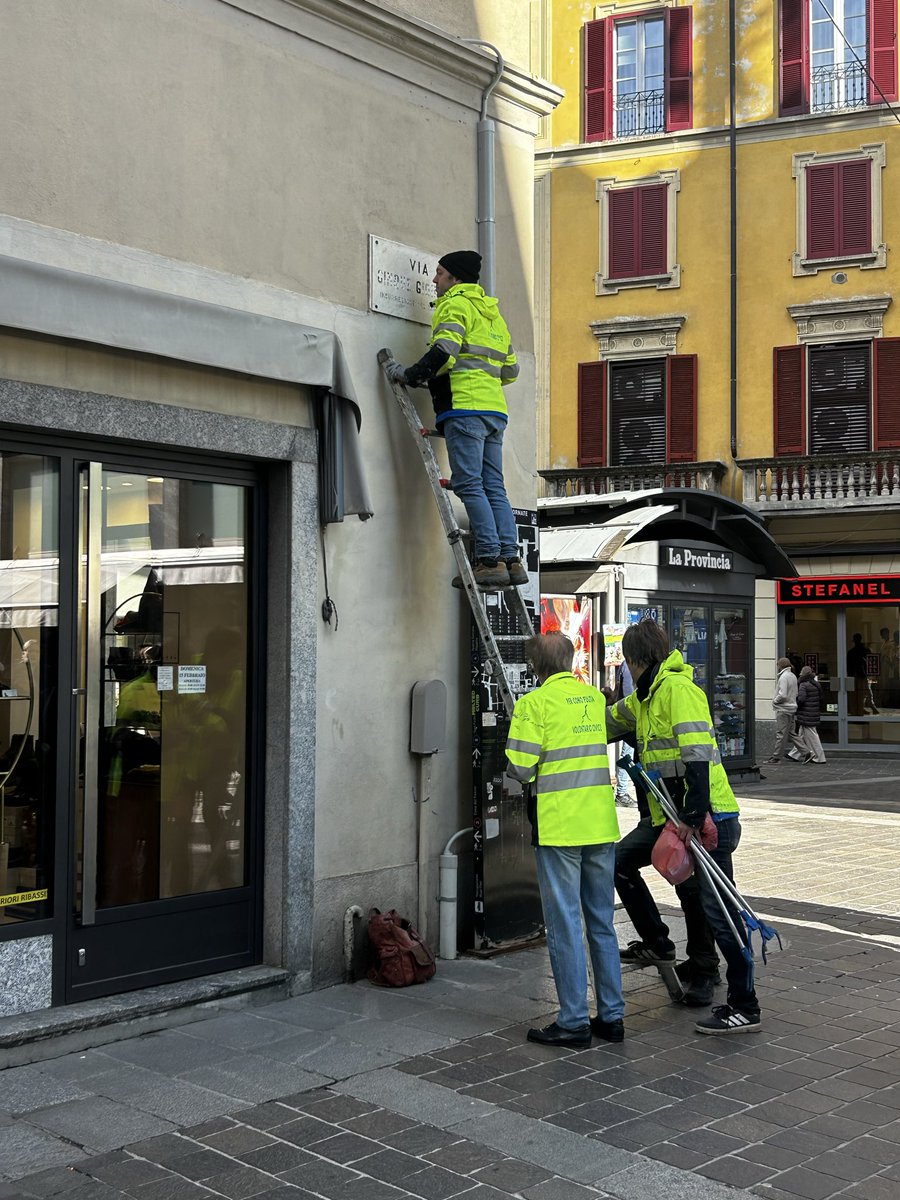 c6b8x's tweet photo. I thought it was just a Carnival prank… but on Carnival day they were actually repainting all the street signs in the center of Como 🤡🎭

Only in Italy 🇮🇹✨

#Como #Carnival #Italy #CityLife #UnexpectedMoments https://t.co/S05ZFZZDcc
