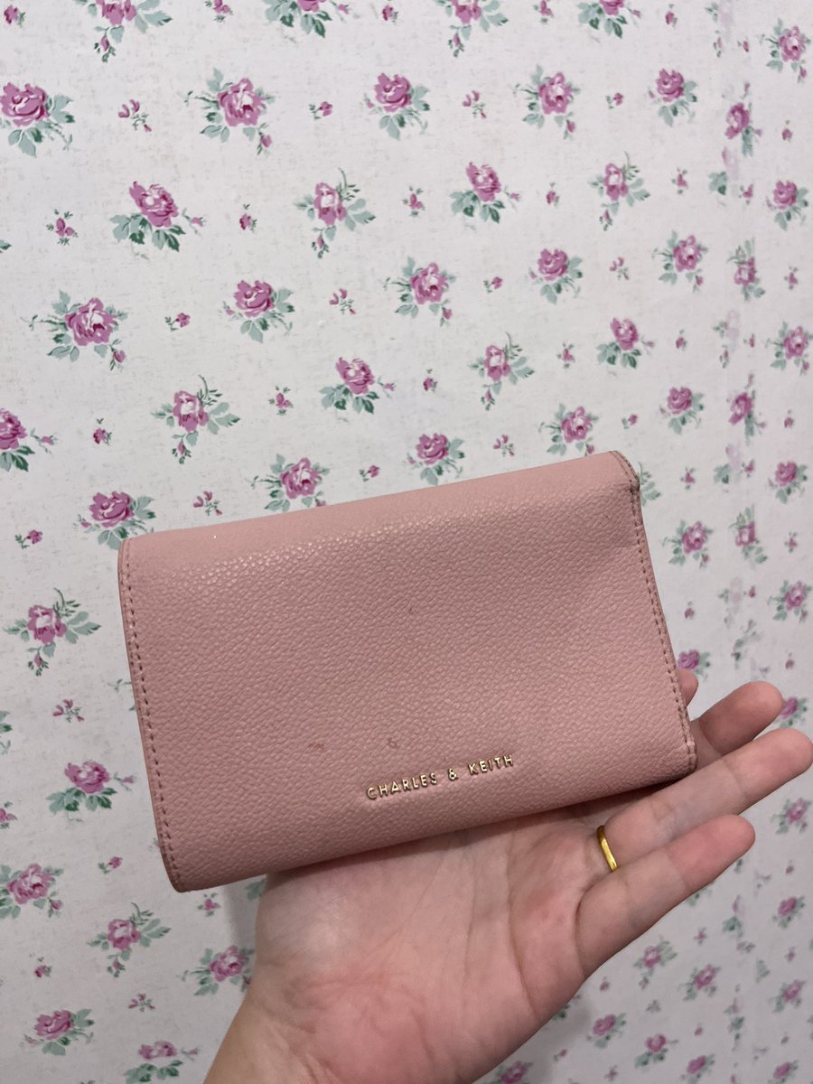chiolafie's tweet photo. WTS! 
dompet charles &amp; keith https://t.co/eA1uLjEHya