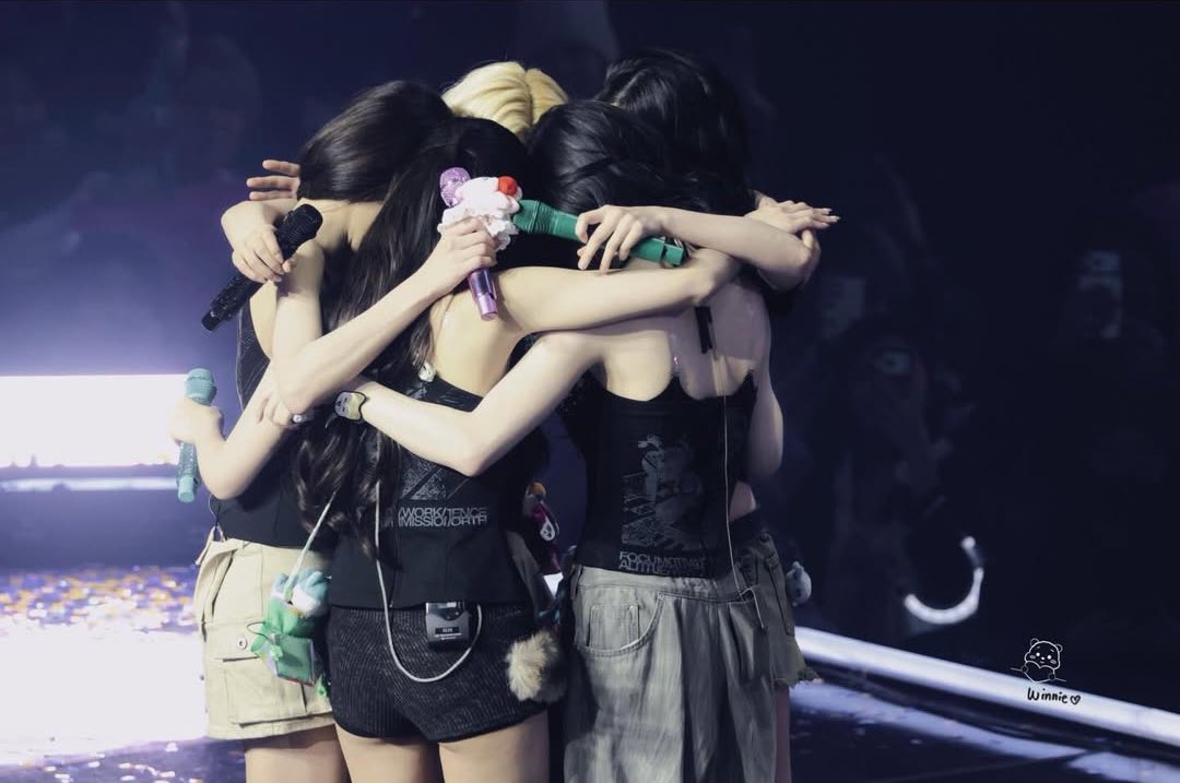 UNIVERSEITZY's tweet photo. ITZY’s group hug during their rookie days vs as a 7-year old group 🤍 https://t.co/nXo9iF6fcV