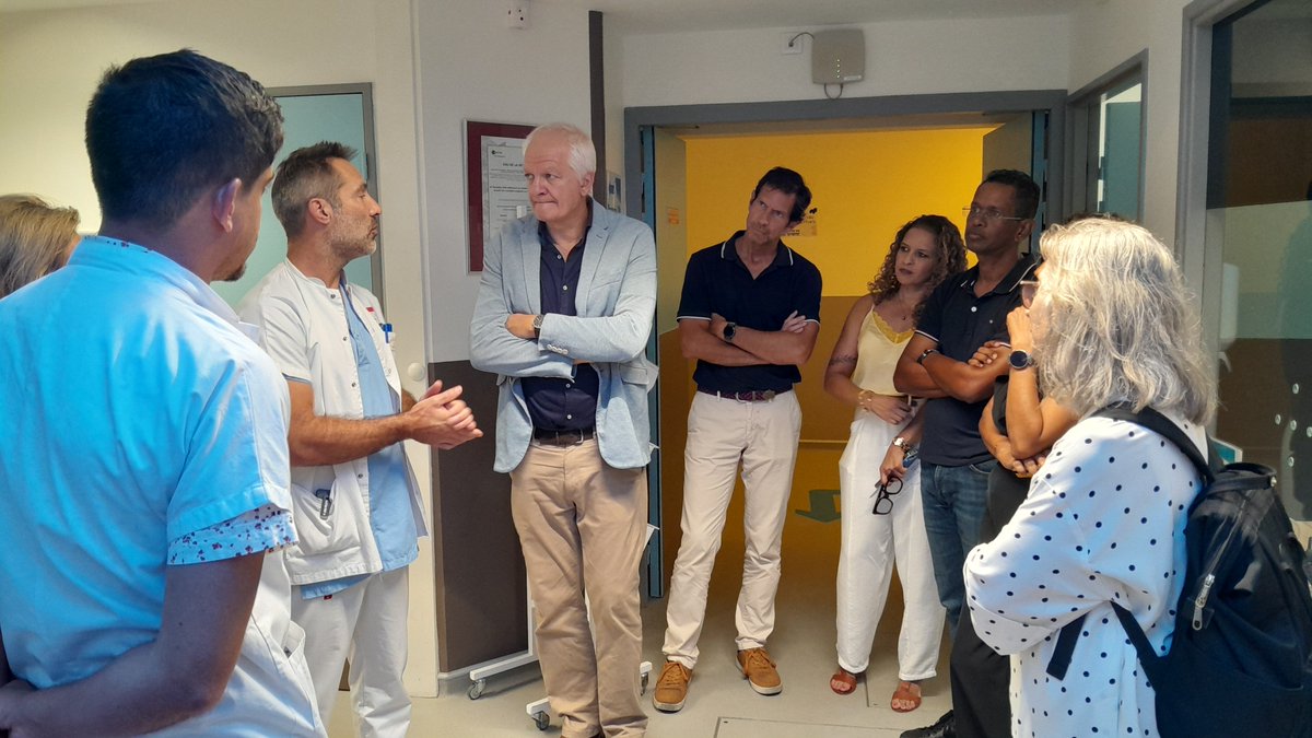 ARS_LaReunion's tweet photo. Visite de @CoipletJj  et de son équipe au CHU Sud. Dans le cadre de sa prise de fonction, le directeur général de l’ARS La Réunion et son équipe poursuivent les visites de terrain. Le vendredi 13 février, au CHU Sud, Jean-Jacques Coiplet est allé à la rencontre des équipes . https://t.co/m2OTVdO61n