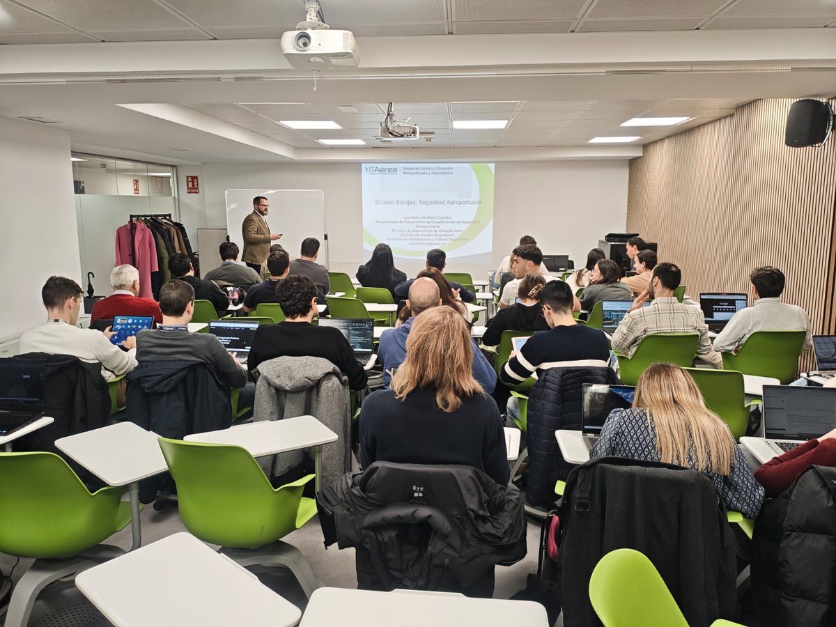 El pasado fin de semana contamos en nuestras clases con la presencia de:  

- D. Luís Mateo Sevillano, Jefe de Security Compliance de AENA.

- D. Fernando Gutiérrez, Jefe de la División de Gestión Inmobiliaria de AENA.

Nuestro agradecimiento por su participación.