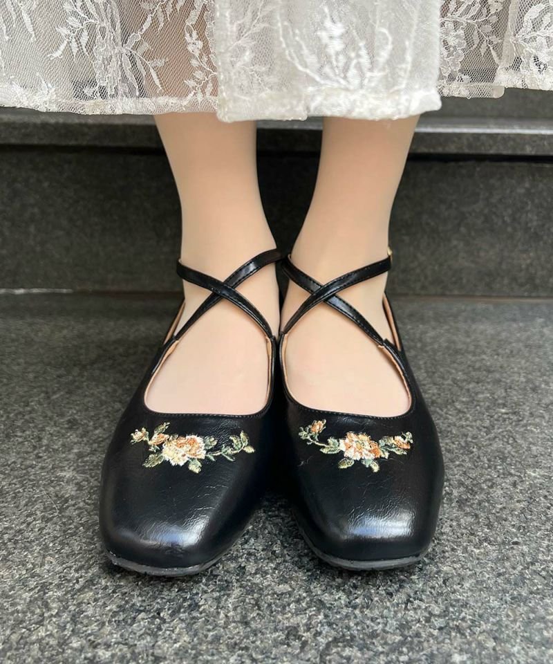 クラシカルな刺繍入りクロスストラップパンプス💐
残りわずかなサイズ＆カラーも！
 fint-shop.com/c/all/55BA01c0…