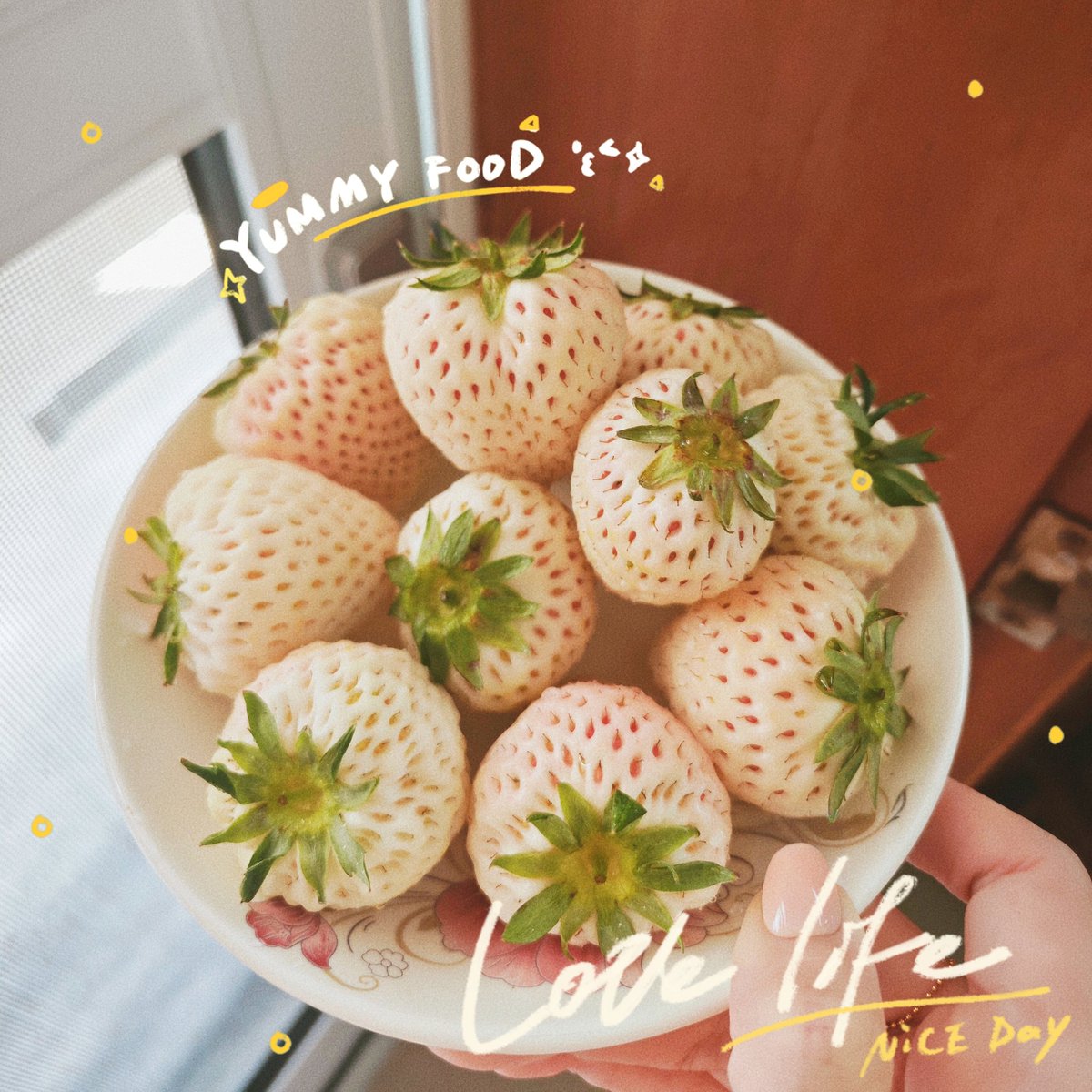 白イチゴかわいい🍓