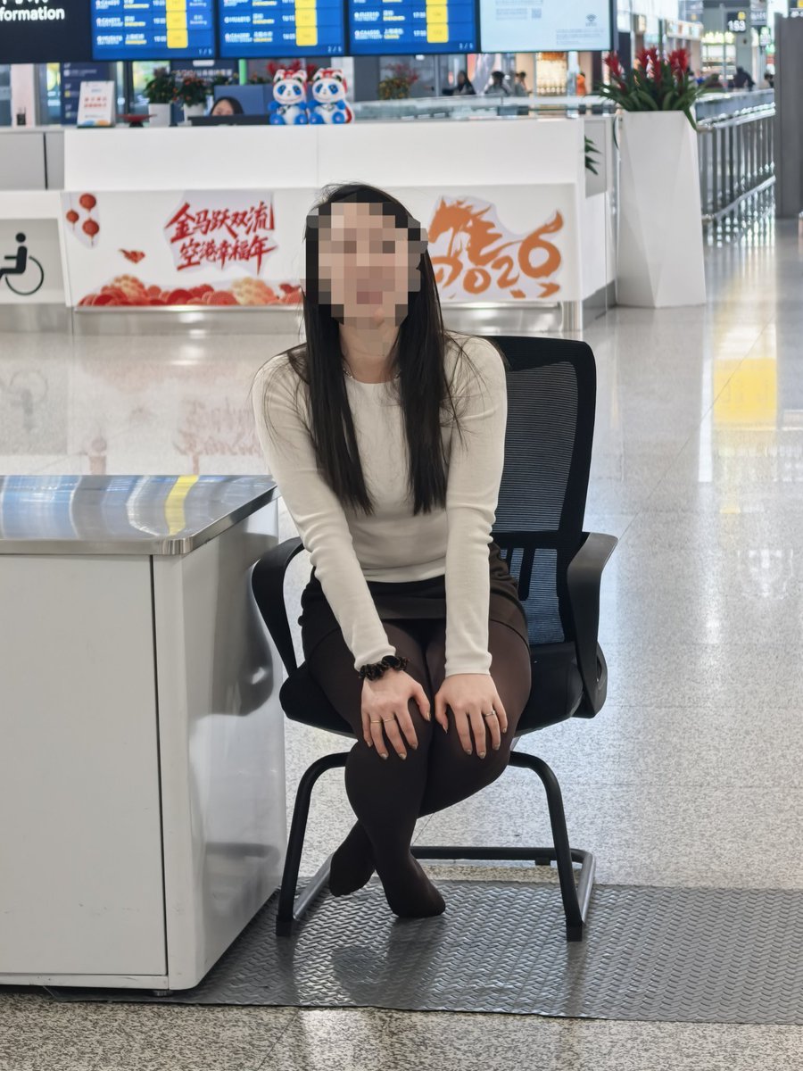 Showmoreha's tweet photo. 媳妇儿过安检脱靴子等待检查哈哈，还不让我拍照 https://t.co/JMmLgHbWLt