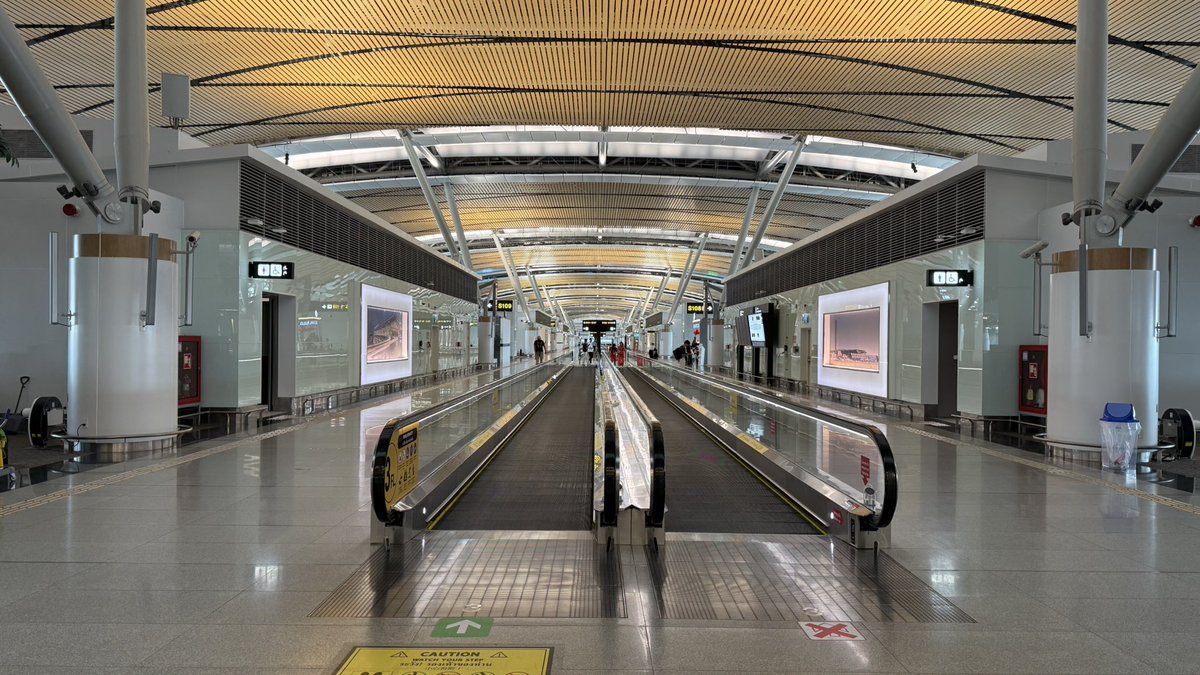 Suvarnabhumi Terminal S besar gila. Tempat rehat banyak. Tapi kenapa macam lengang je.
