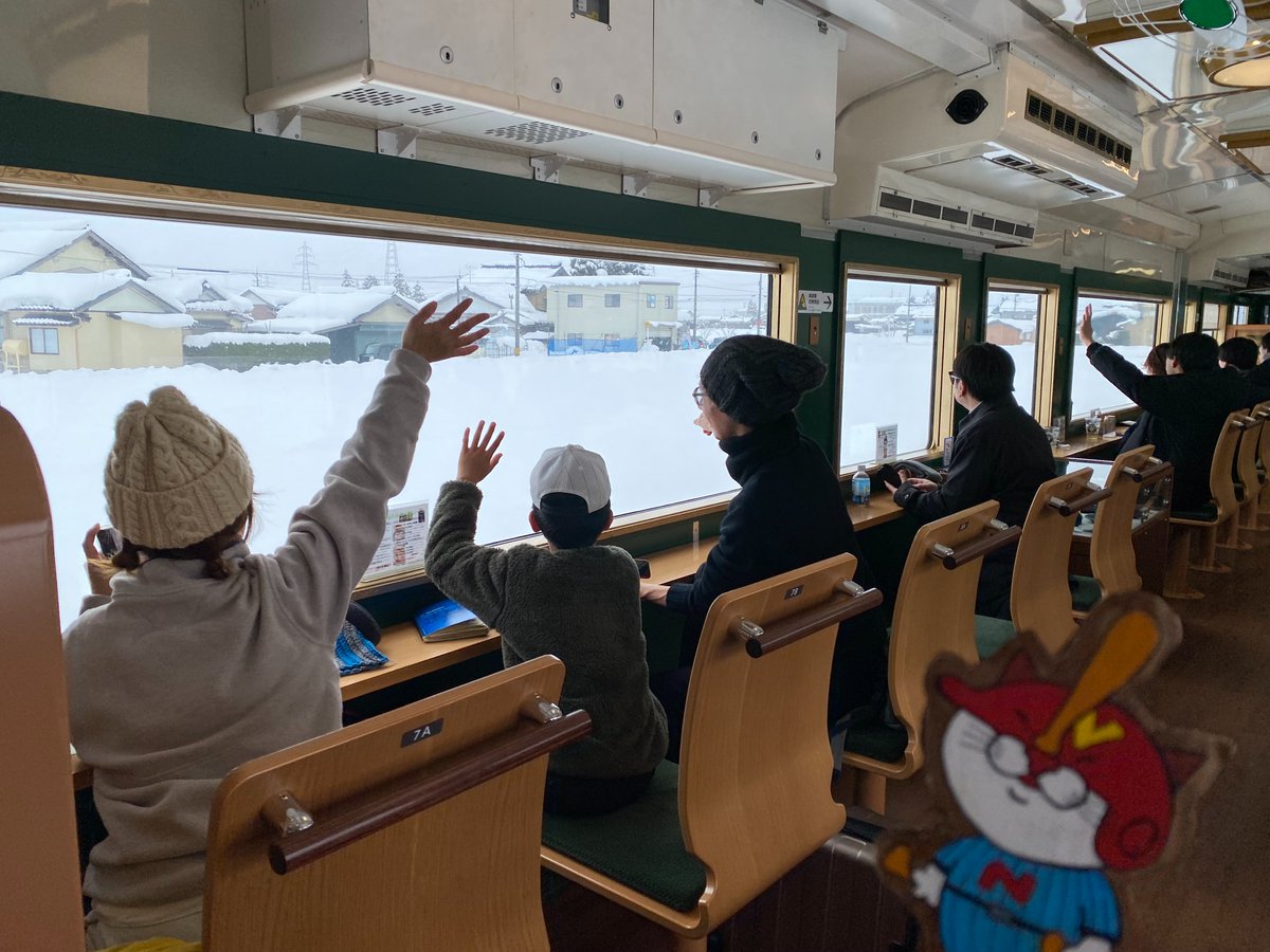nyanto_shi's tweet photo. A snowy ride on the sightseeing train Bellemonta.Waving to locals along the tracks, guided stories on board, and warm smiles everywhere.A journey where people make the scenery special ❄️🚃
#japan #toyama #nanto #japantravel #japantrip #sightseeingtrain https://t.co/qDfwDlrfZV