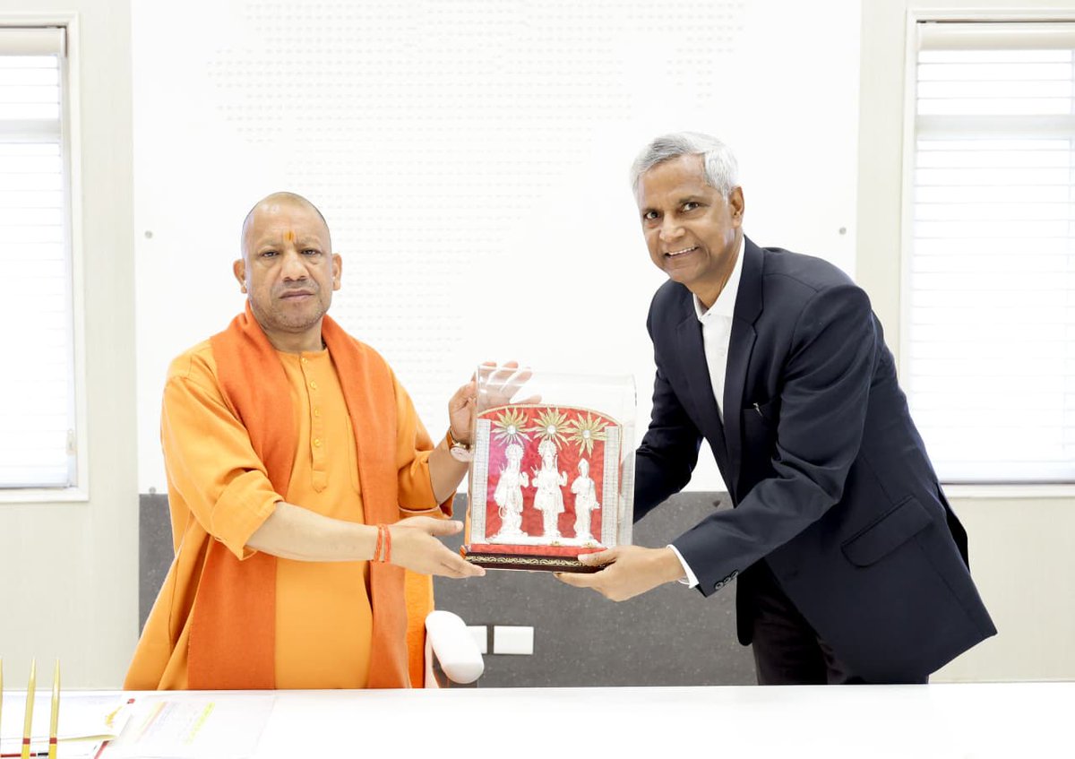 myogioffice's tweet photo. मुख्यमंत्री श्री @myogiadityanath जी महाराज से आज लखनऊ में पूर्व मण्डलायुक्त, आगरा श्री शैलेन्द्र कुमार सिंह जी ने शिष्टाचार भेंट की। https://t.co/RmYFpOwfoy