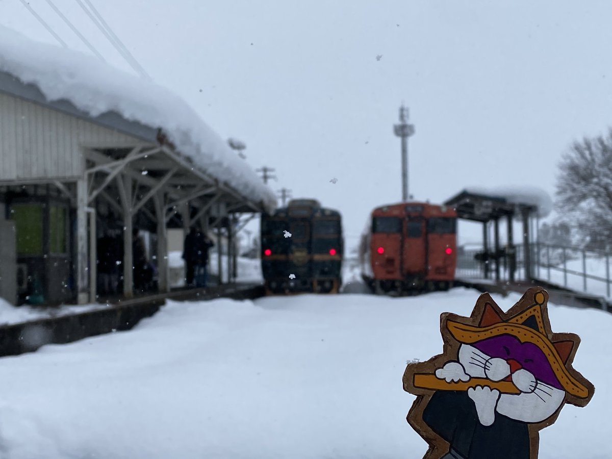 nyanto_shi's tweet photo. Jōhana Station, the terminal stop.Trains wait on a snowy platform, with BELL MONTA beside a classic station sign.
It may be the end of the line, but the journey still lingers. 🚃❄️
#japan #toyama #nanto #japantravel #japantrip #Terminalstation https://t.co/JKy3P5CmrU