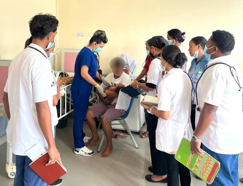 La Dra. Mildrey Brizuela pediatra de la #BMCTL #Maliana ofrece asistencia médica de calidad a sus pacientes, ademas comparte con los estudiantes conocimiento y experiencia, fortaleciendo así la formación de futuros profesionales de la salud, porque 
#CubaCoopera
#CubaPorLaVida