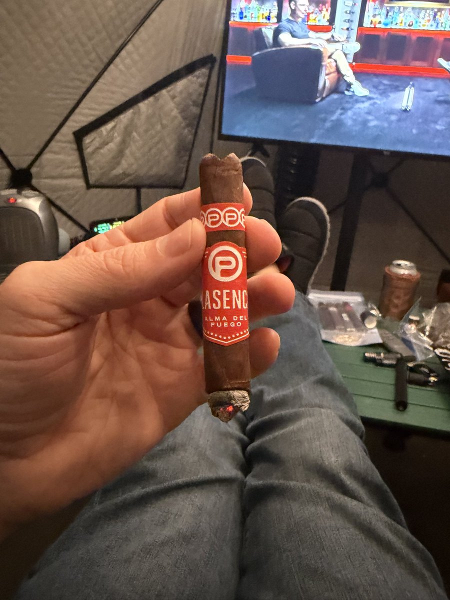 Widd62285's tweet image. The lineup this evening.  A great couple first time cigars for me.  Started with the #Raices Nuevo Comienzo.  This is from my #BLLuxuries #COTM club.  I rated it an 8.6.  Solid selection.  Finished up with the @PlasenciaCigars Alma del Fuego.  Gave it an 8.8.  Anyone else enjoyed