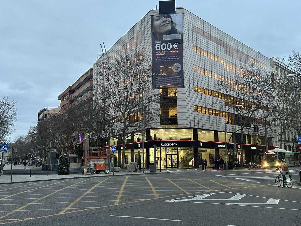 Primer día laboral sin <a href="/cajasur/">cajasur</a> . Ahora es <a href="/Kutxabank/">Kutxabank</a> ¿patrocinarán algún equipo de nuestra ciudad ?. <a href="/CordobaCF_ofi/">Córdoba CF</a> <a href="/CordobaFutsal/">Córdoba Patrimonio de la Humanidad</a> <a href="/CordobaCB/">Córdoba Club de Baloncesto</a>