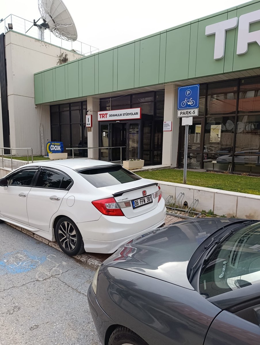 Burası TRT Ankara, şurası bisiklet yolu, şurası da bisiklet parkı. Şunlar da şehirde her tür hakka sahip olan, istediği yere parklanabilen motorlu araçlar.