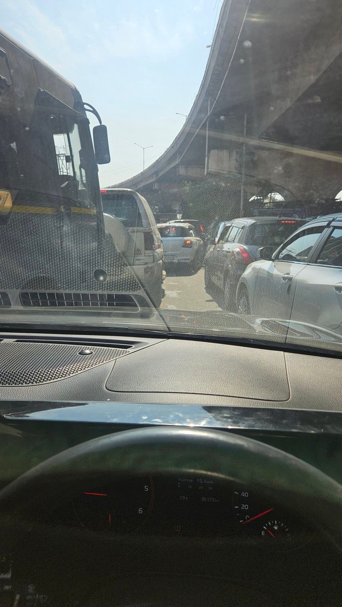 suriaditya07's tweet photo. All traffic chaos at jewel chowk from last 1 hour... atleast adequate traffic police should be there to avoid such chaos https://t.co/9vsW6L2L3o