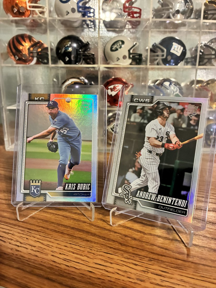 #GIVEAWAY 🔔

Allotment of 8 Baseball Cards. 
Don’t need to follow. 
I just ask you like, repost &amp; maybe check my eBay store in profile. I am selling what I have left and trying to get out of the sports card world. 
Drawing for winner will be the night of Feb. 19th.

Thanks!