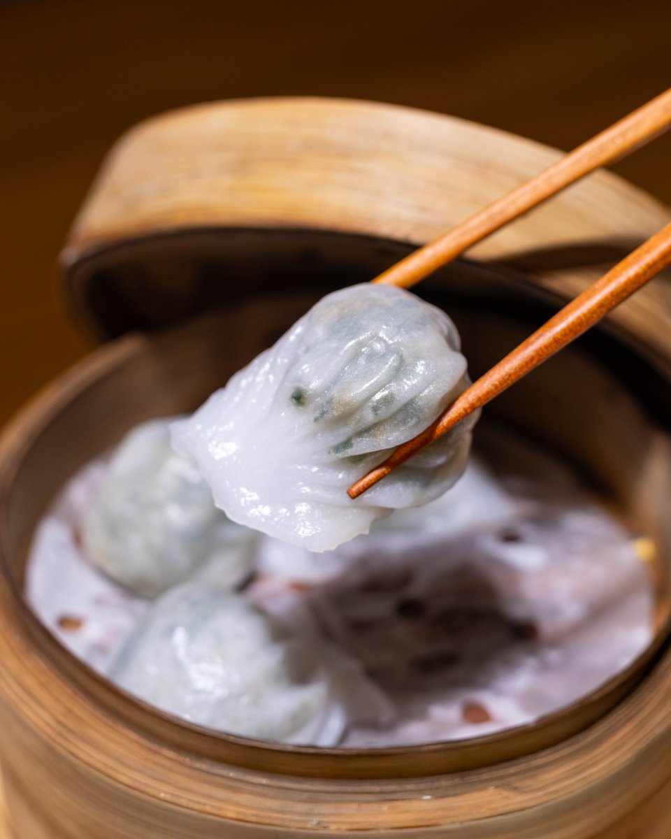 tienmas's tweet photo. Steamed vegetable dumplings, light on the palate, gentle flavors in every fold. Share a plate and enjoy the freshness.

#TienMas #VegetableDumplings #Dumplings #Dimsum #TaiwaneseCuisine https://t.co/3Xpt3m6BI7