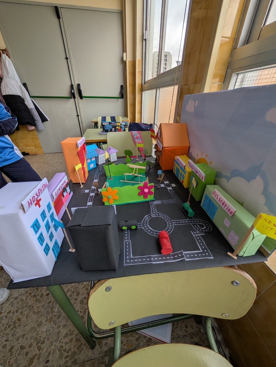 Nuestro alumnado de 5º de Primaria, se ha divertido y ha desarrollado su creatividad y el trabajo en equipo mediante la creación de maquetas de sus propias ciudades imaginarias. Este proyecto forma parte de la SdA "Our City”.

#YoSoySagradoCorazón
#SaberMásParaServirMejor