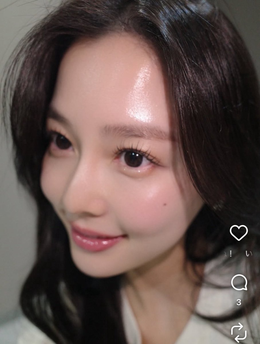 megasiras5's tweet photo. こんな美人が兵庫のど田舎でピラティス教えてるとかどんな世界線？

炭治郎のオデコ、輪郭3点のナチュラルさ、口角挙上されたM字リップ、鼻中隔延長み感じるACRの三角形、リジュラン級にツヤのある肌、笑ってんのに小鼻縮小の勝ち組。

ぜーんぶ持ってるのに兵庫でピラティス？！？！ってなってる。 https://t.co/5mqosFrz8n
