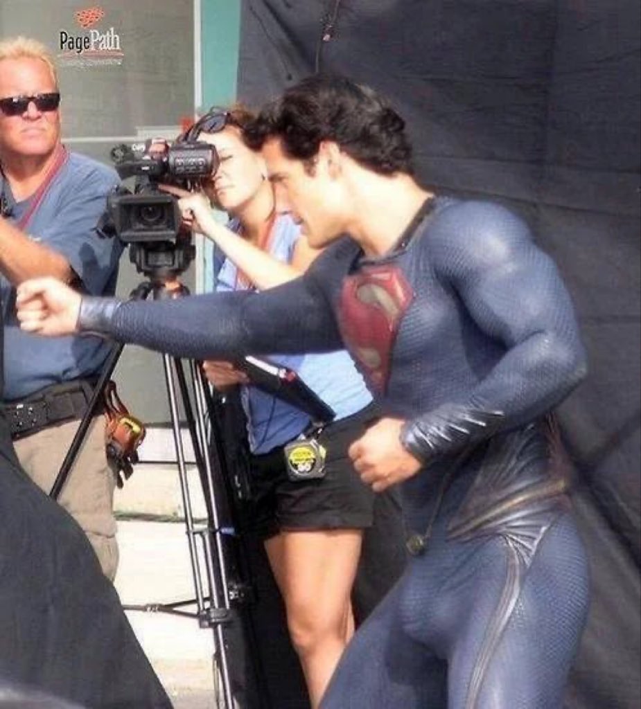 bodycrave's tweet photo. Henry Cavill in the Man of Steel set chi https://t.co/ivFAcbYftw