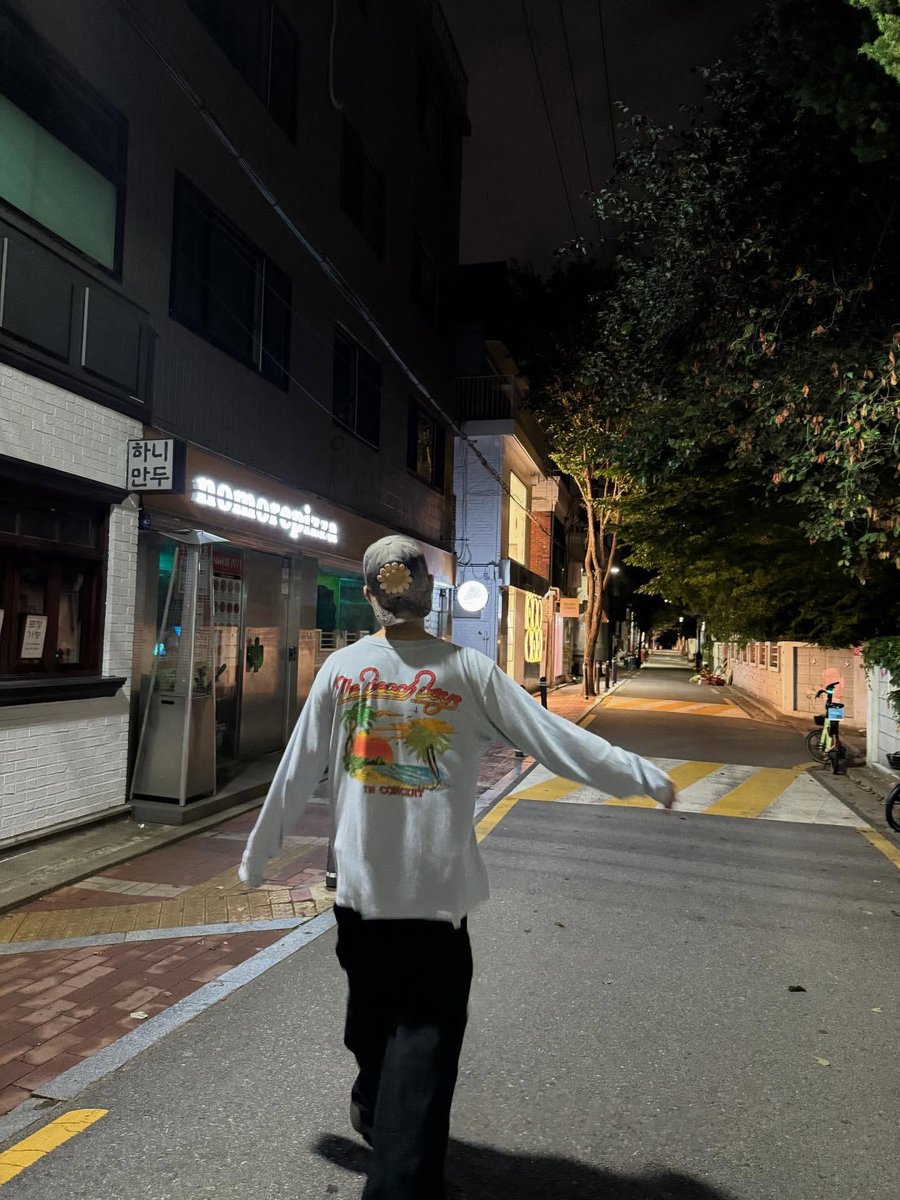 데이지만 보면 사진 찍는 남자, 목걸이로 모자라서 데이지 모양 폰케에 데이지 모양 모자까지 쓰는 홍떤남자가 여기 있는데 bgm이...
근데 사진 찾다보니 이 남자도 데이지 모자 쓰고 하니만두 앞에서 사진 찍었었음 아진짜 홍윤 너무무서워