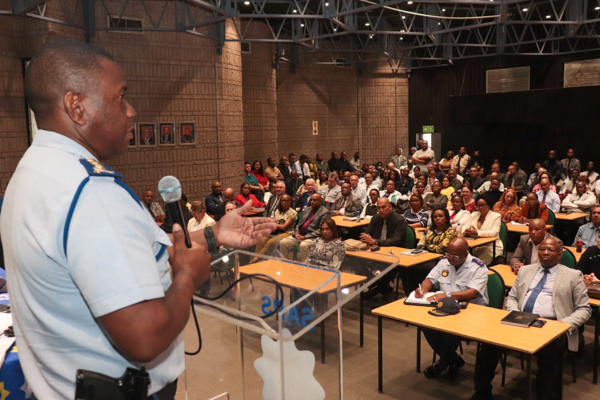 A closed meeting has been hosted by the SAPS KZN commissioner, with members of the Hawks in the province. 

This comes amid the uncertainty surrounding their head, Maj-Gen Leseja Senona. 

According to a statement, Mkhwanazi reassured the DPCI team and said he is available for